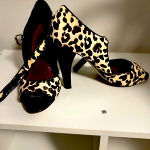 Size 7 beautiful leopard-like skin covered shoes for a sophisticated evening!